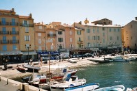 Foto vom alten Hafen von St. Tropez und der pittoresken Häuserfront